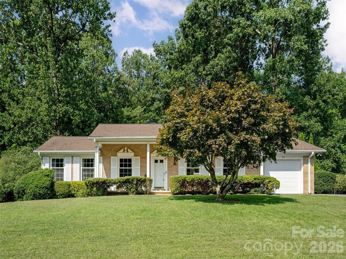 303 Tree Haven Blvd., Hendersonville, NC 28791
