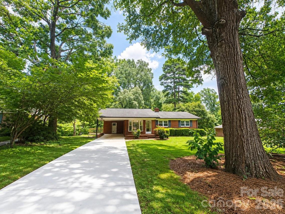 109 Holly Dr., Mount Holly, NC 28120
