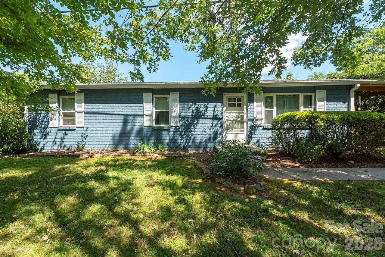 18 Hookers Gap Rd., Candler, NC 28715