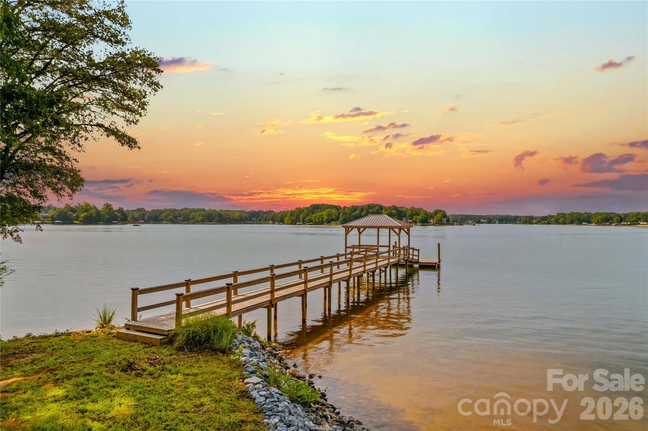 7152 Channelview Dr., Sherrills Ford, NC 28673