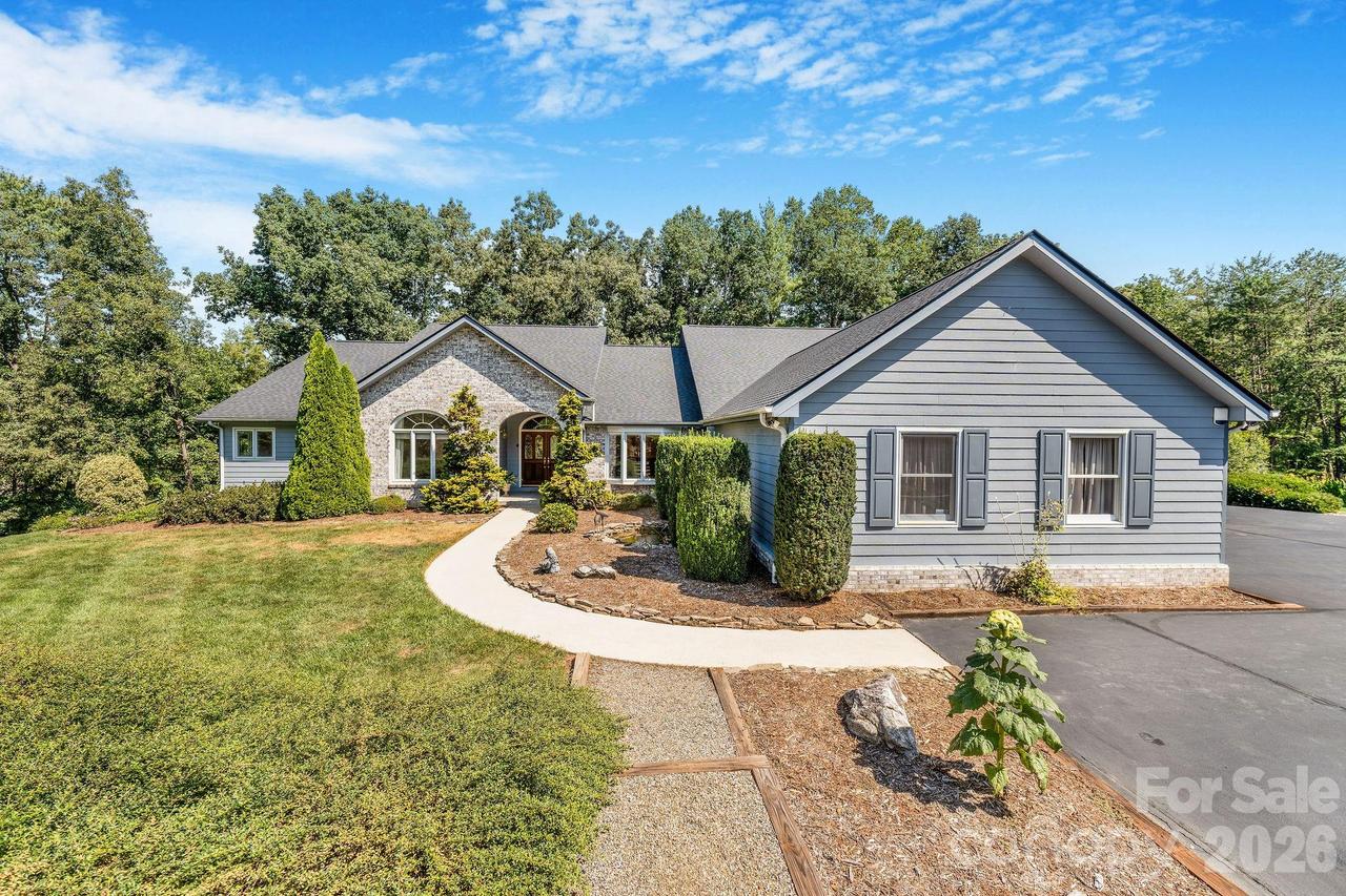 13 Lowry Ln., Weaverville, NC 28787