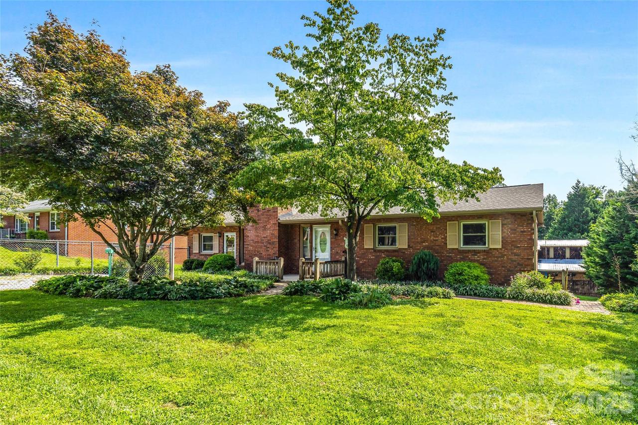 708 Loop Rd., Hendersonville, NC 28792