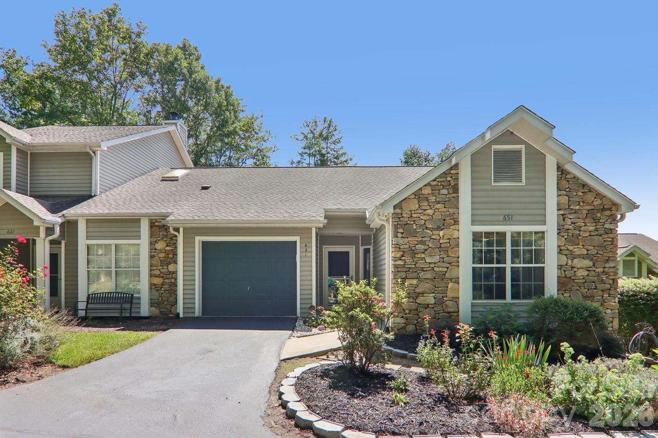 651 E Park Pl., Hendersonville, NC 28791