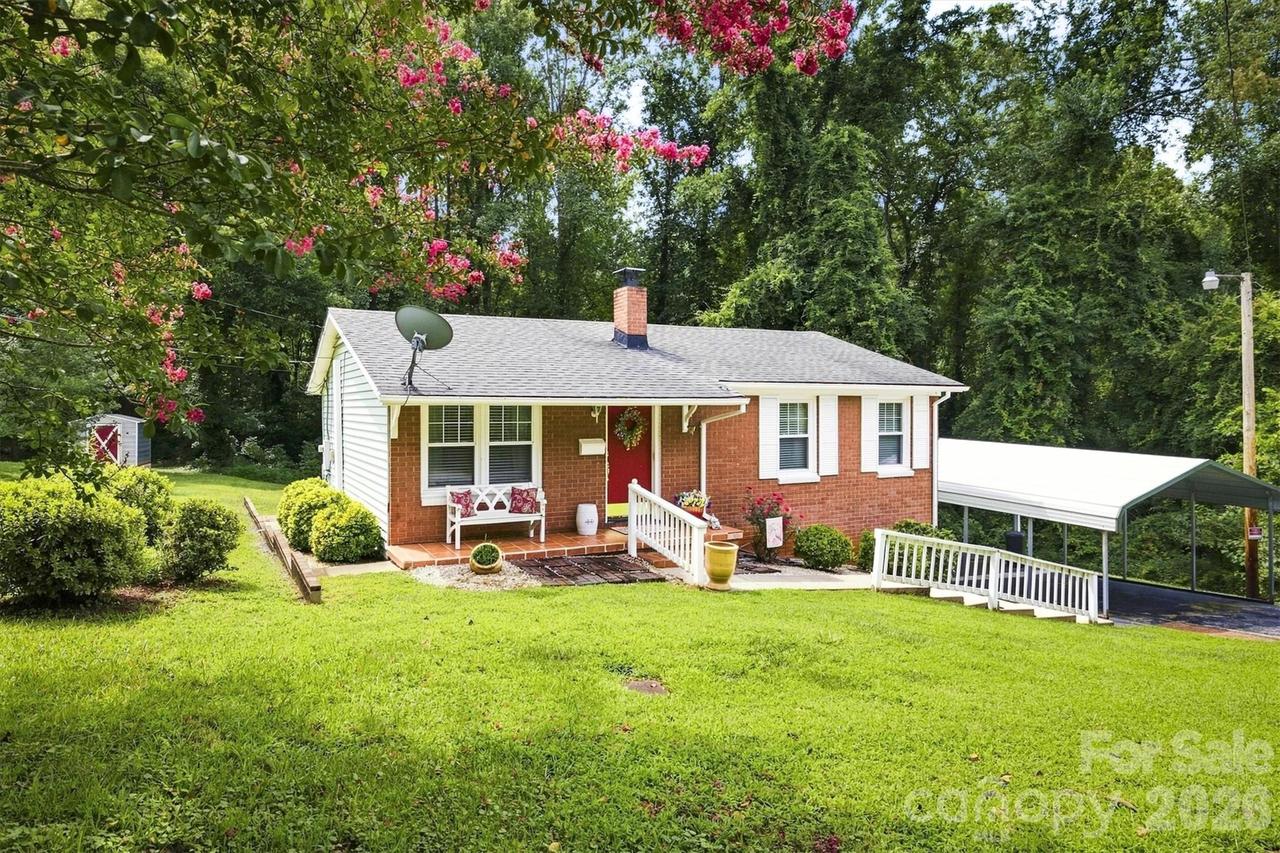 121 Rhyne St., Morganton, NC 28655