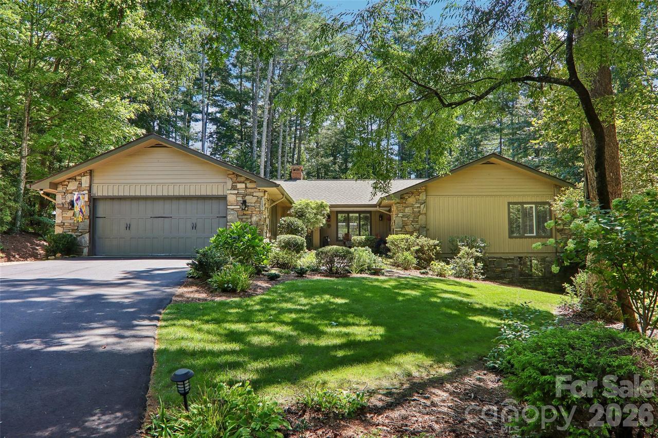133 Larchmont Dr., Hendersonville, NC 28791