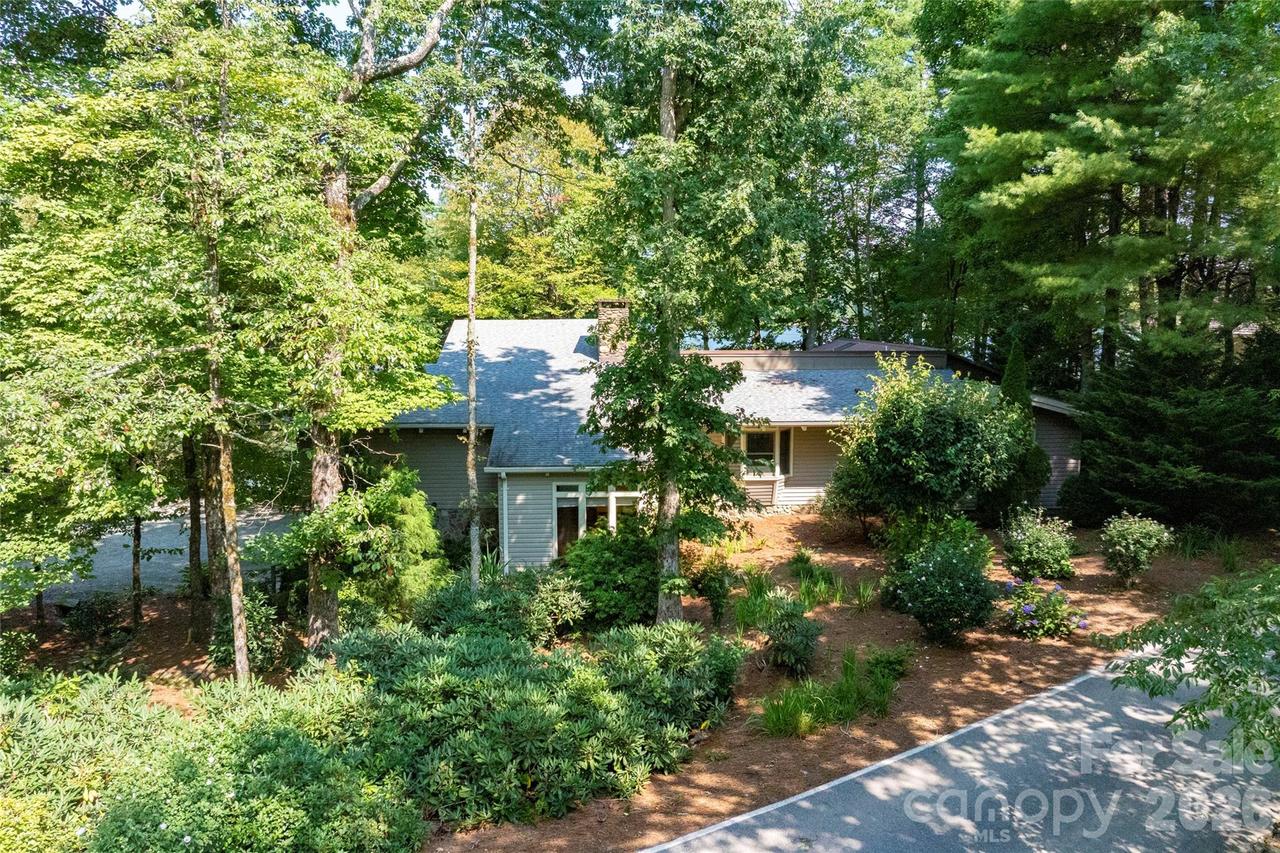 73 Lake Point Dr., Lake Toxaway, NC 28747