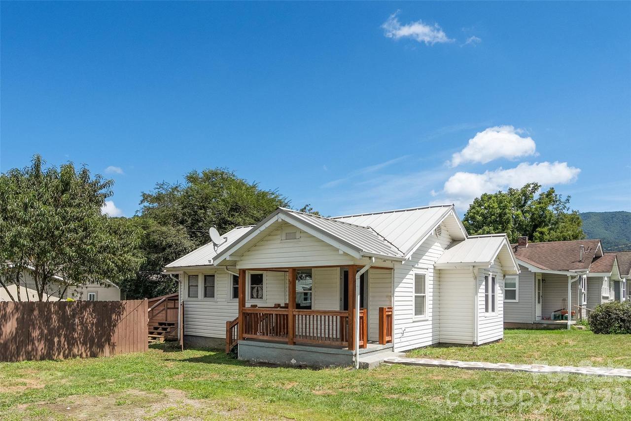 417 Riverbend St., Waynesville, NC 28786