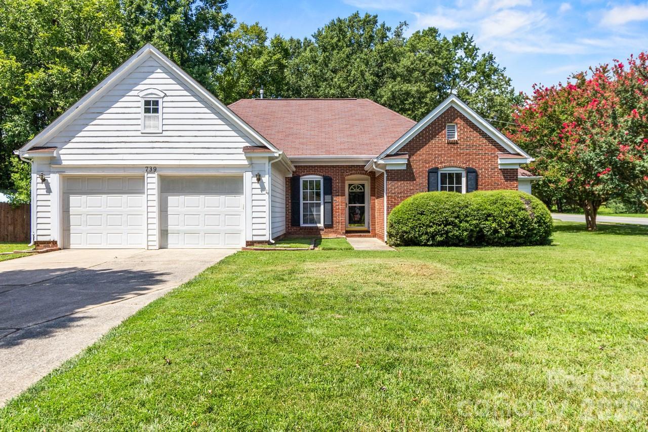 739 Oakbluff Cir., Charlotte, NC 28216