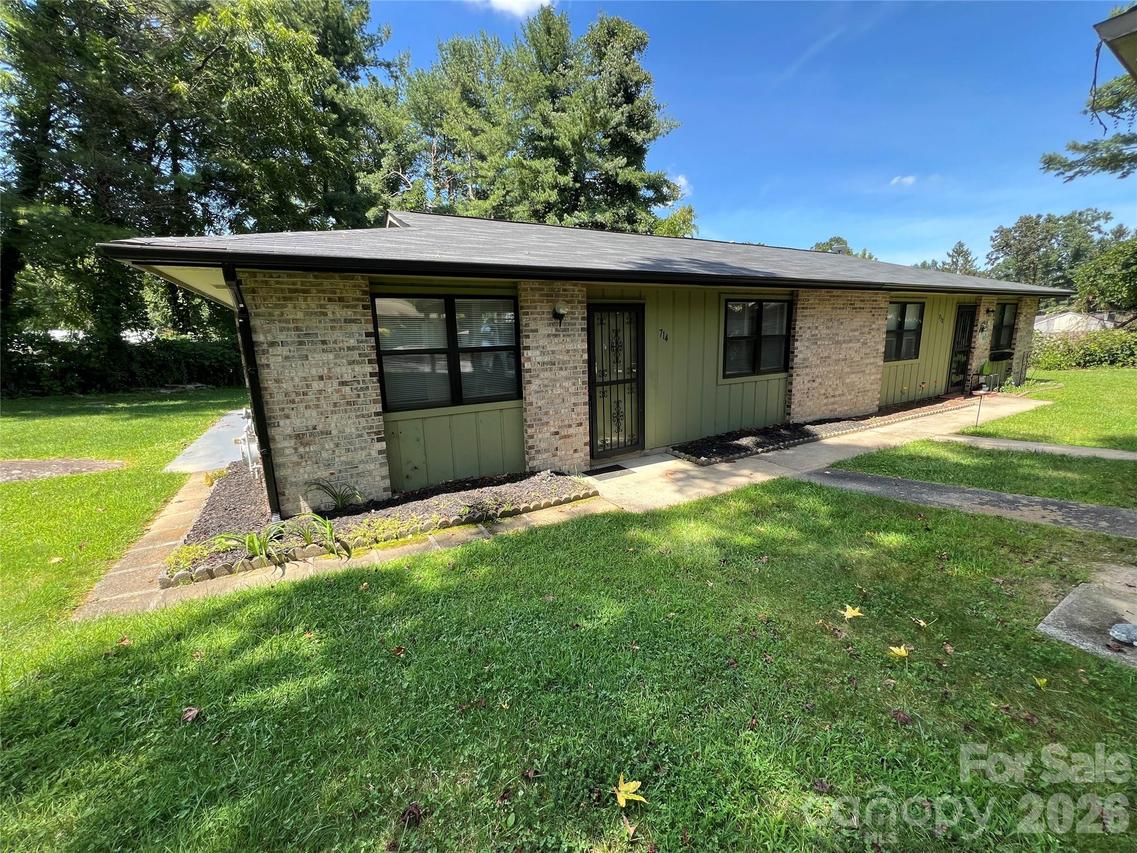 714 Farmington Cir., Hendersonville, NC 28739