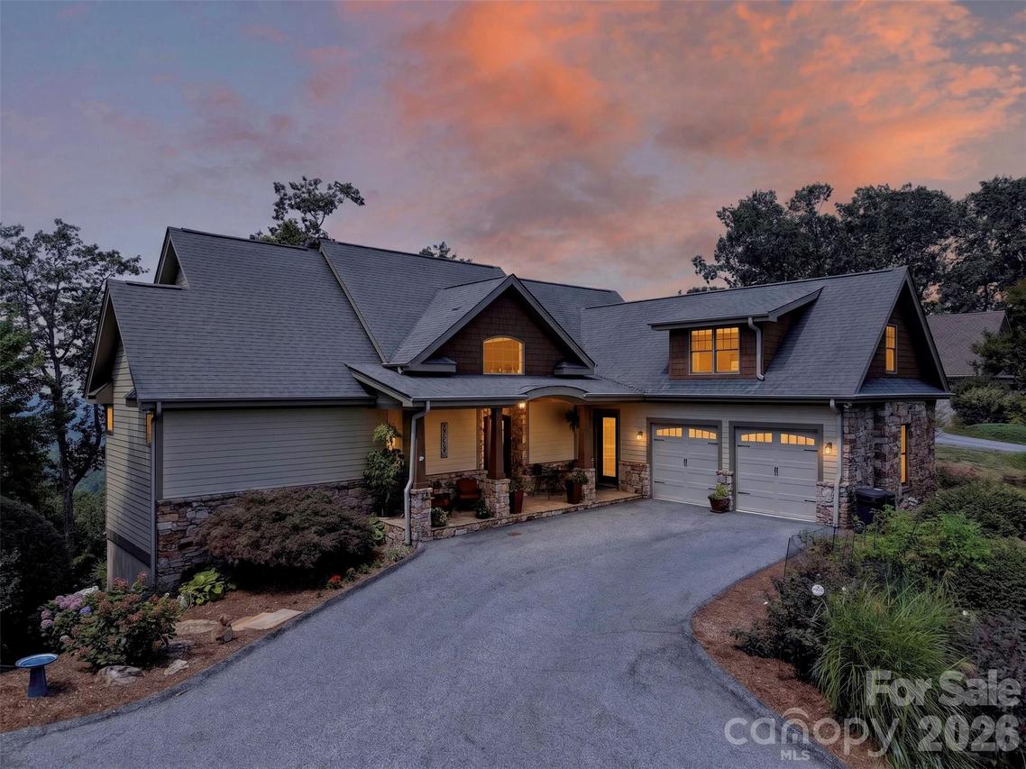 851 Sunlight Ridge Dr., Hendersonville, NC 28792