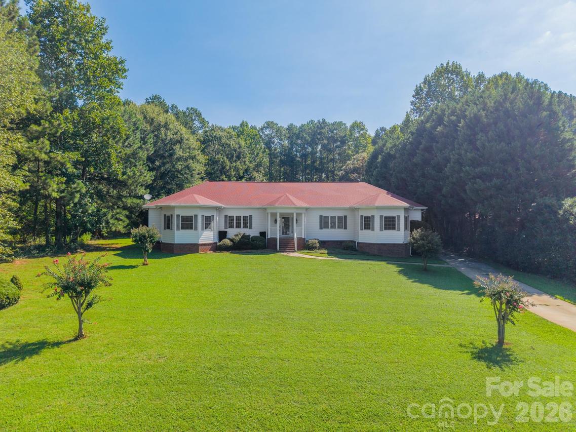 1673 Forest Ridge Dr., Stanley, NC 28164