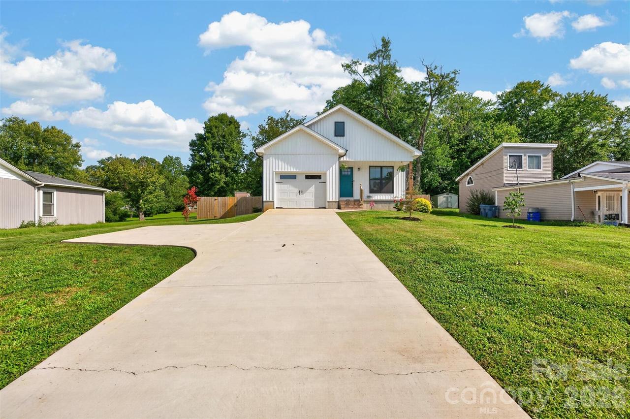2416 4th Ave., Hickory, NC 28601