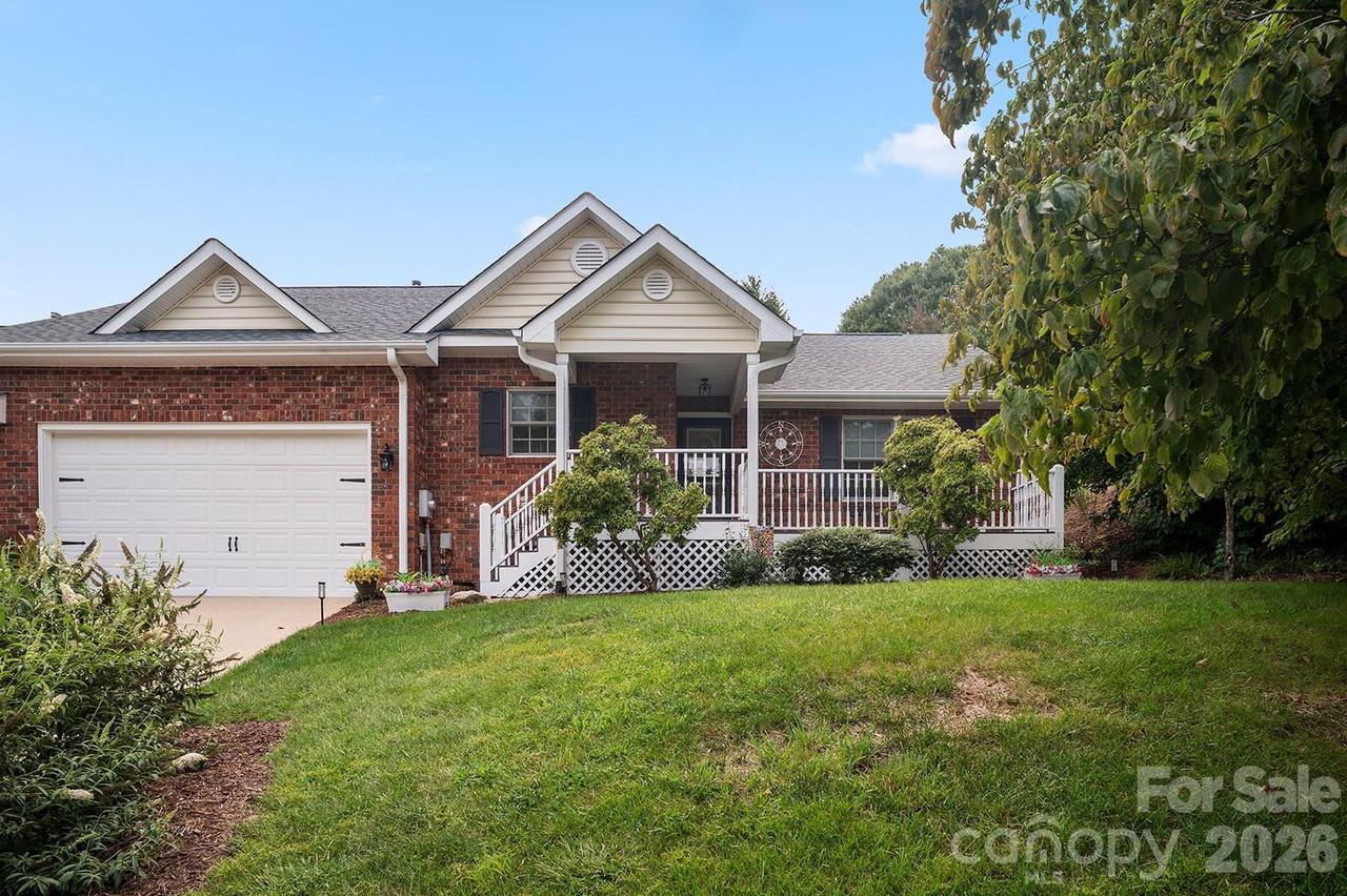 647 High Quarry Rd., Hendersonville, NC 28791