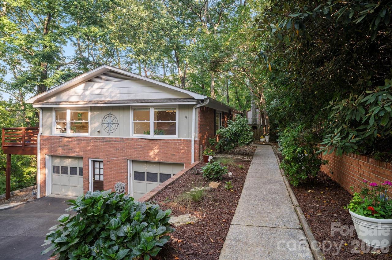 8 Galax Ln., Hendersonville, NC 28791