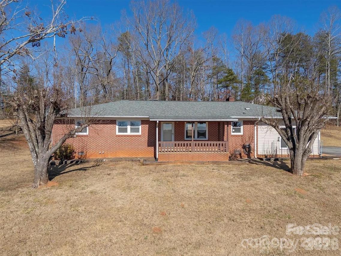 156 Eagles Nest Rd., Columbus, NC 28722