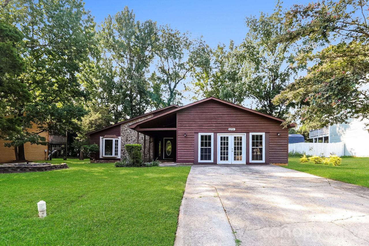 6701 Woodthrush Dr., Charlotte, NC 28227