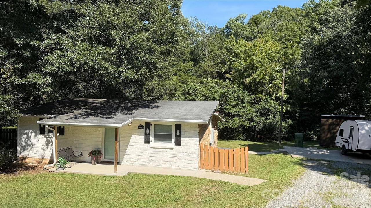 216 Auten Cir., Mount Holly, NC 28120