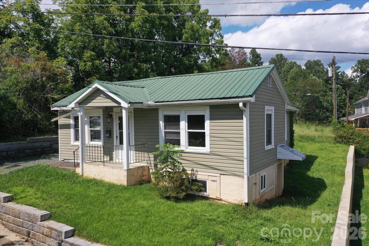 138 West Ln., Brevard, NC 28712