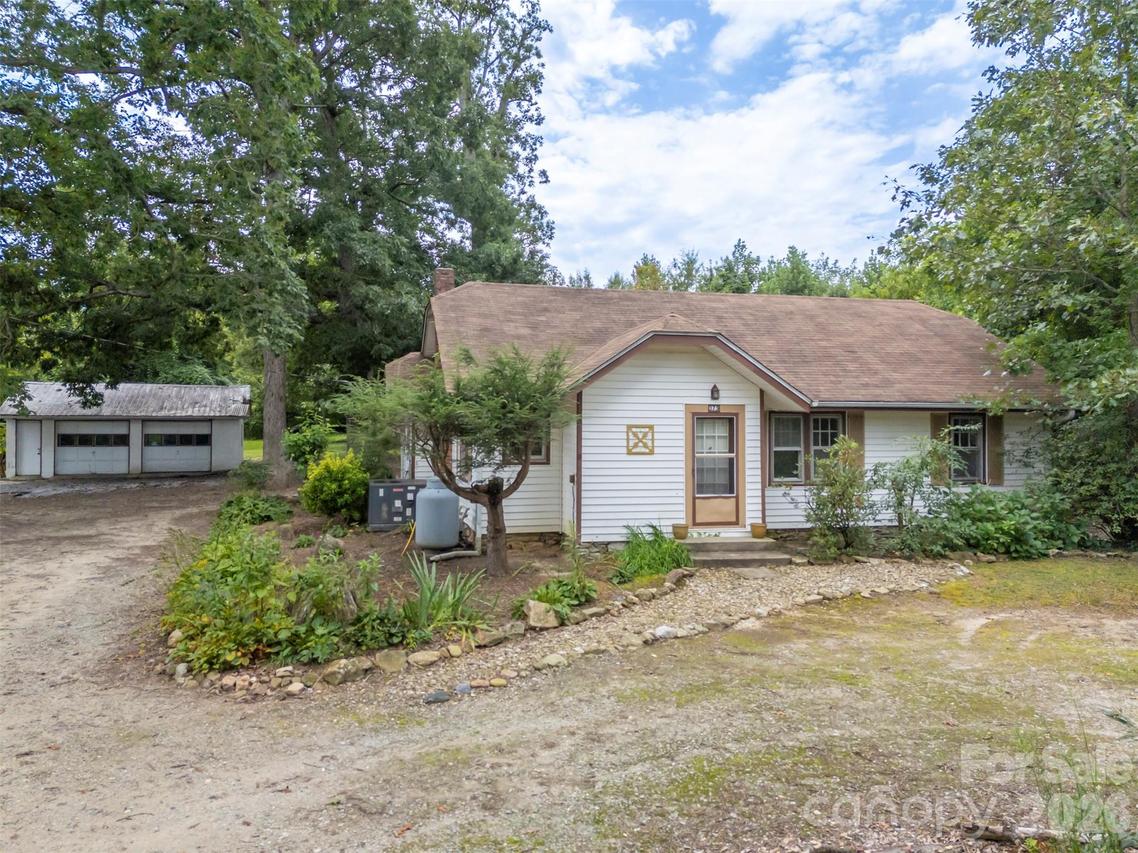 375 E King St., East Flat Rock, NC 28726