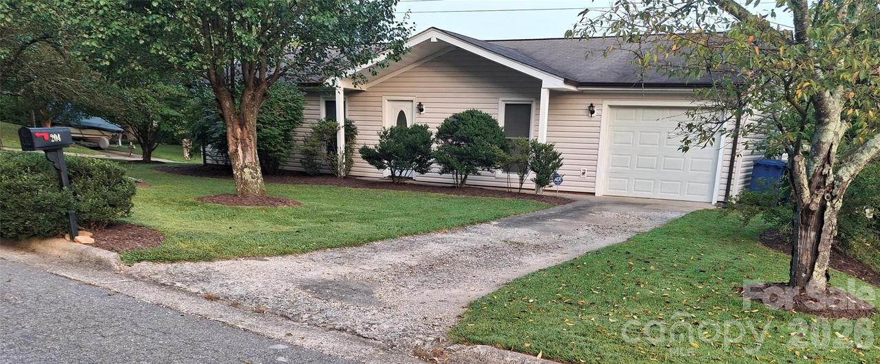 204 Scottlynn Dr., Asheville, NC 28806