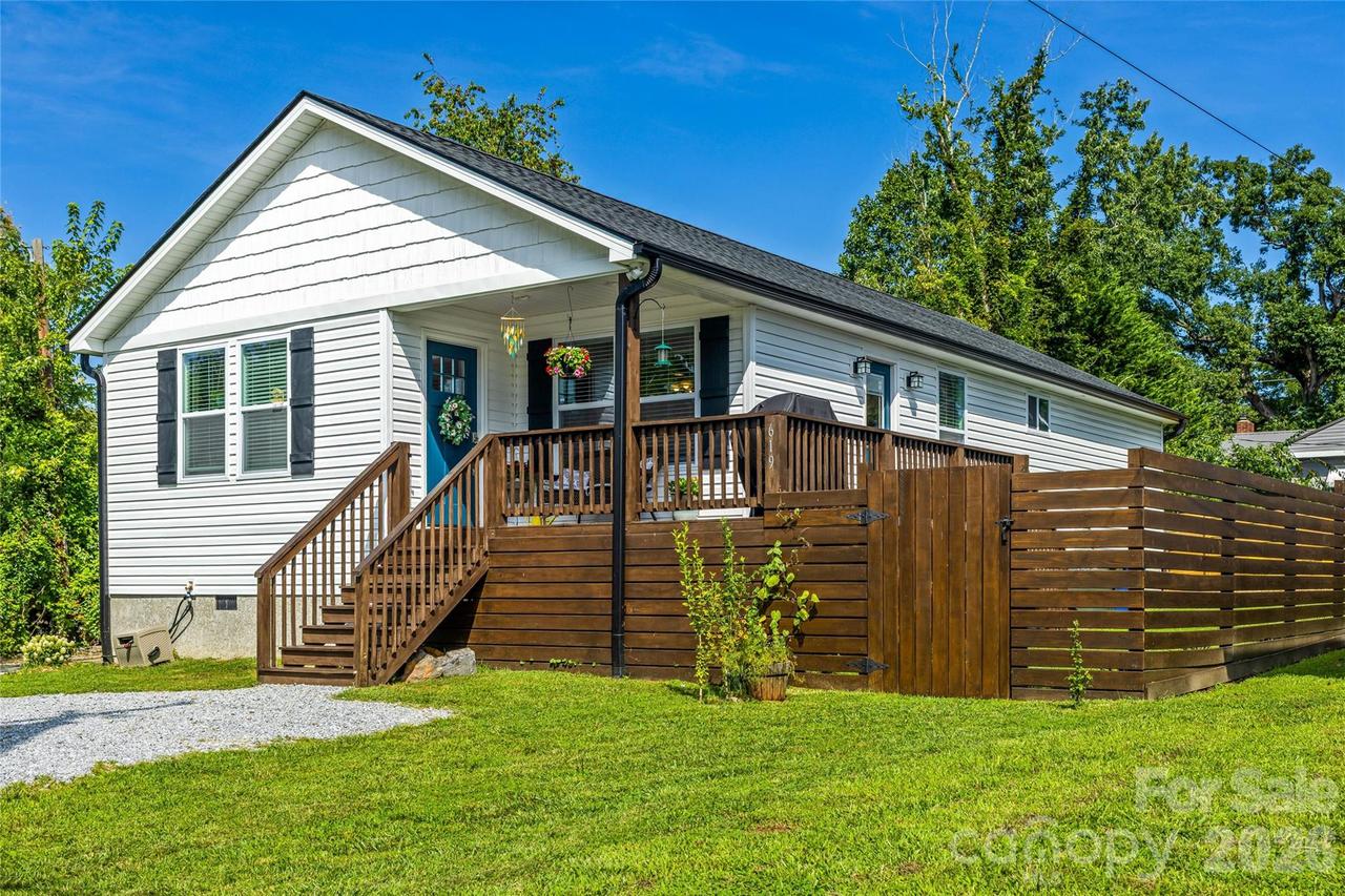 619 Edgewood Ave., Hendersonville, NC 28792