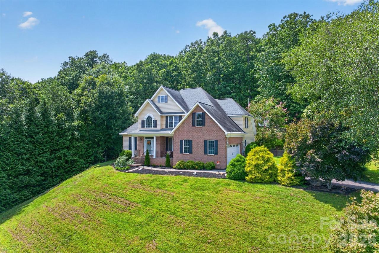 7940 Oakmont Ct., Hickory, NC 28602