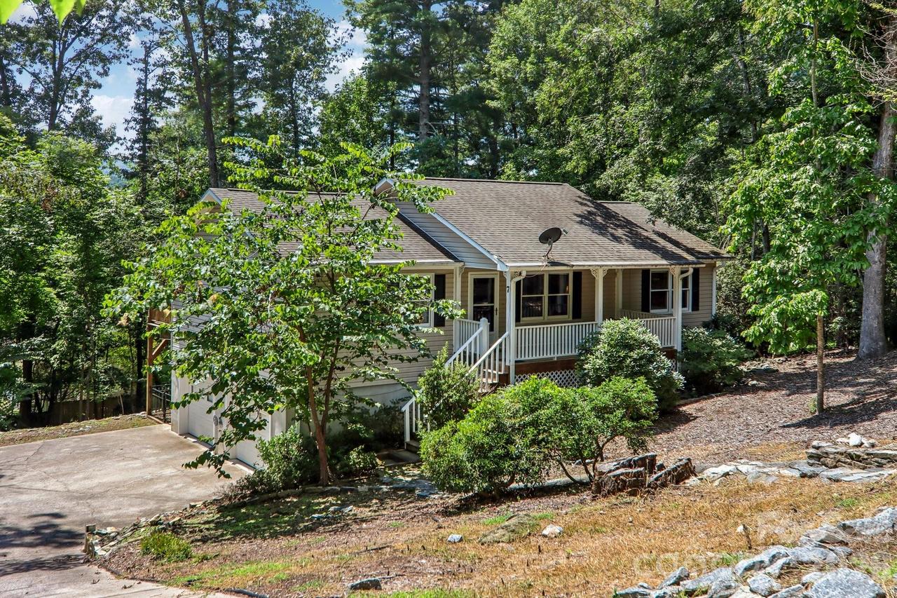 7 Maple Leaf Dr., Hendersonville, NC 28739