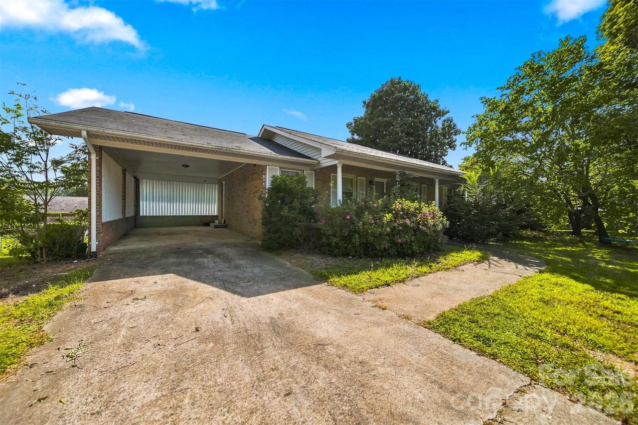 2103 2nd Ave., Hickory, NC 28601