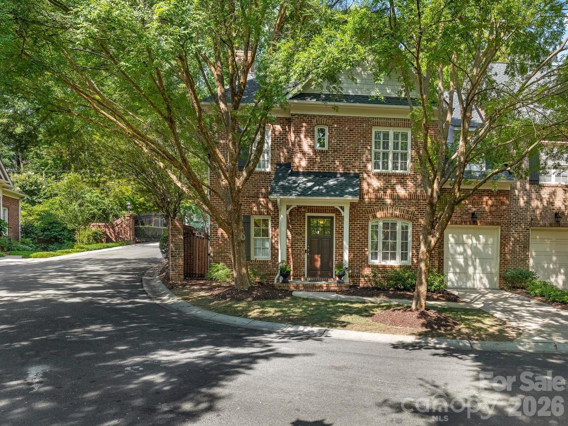 221 Crownsgate Ct., Charlotte, NC 28207