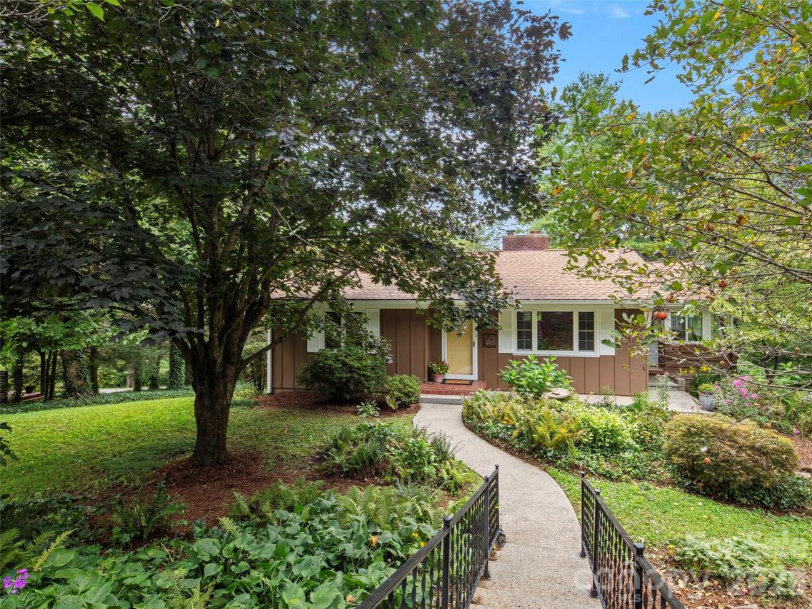 209 White Pine Dr., Asheville, NC 28805