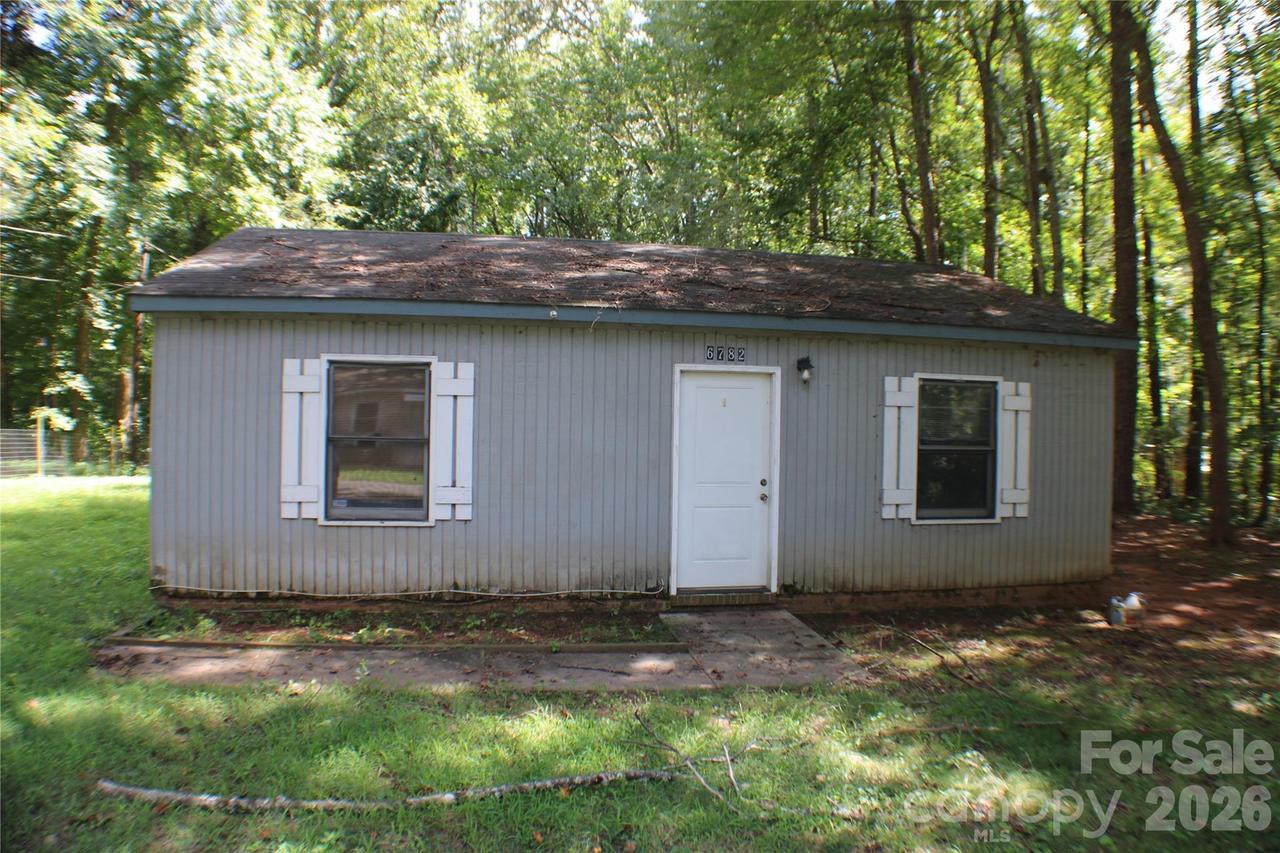 6782 Glover Ln., Stanley, NC 28164