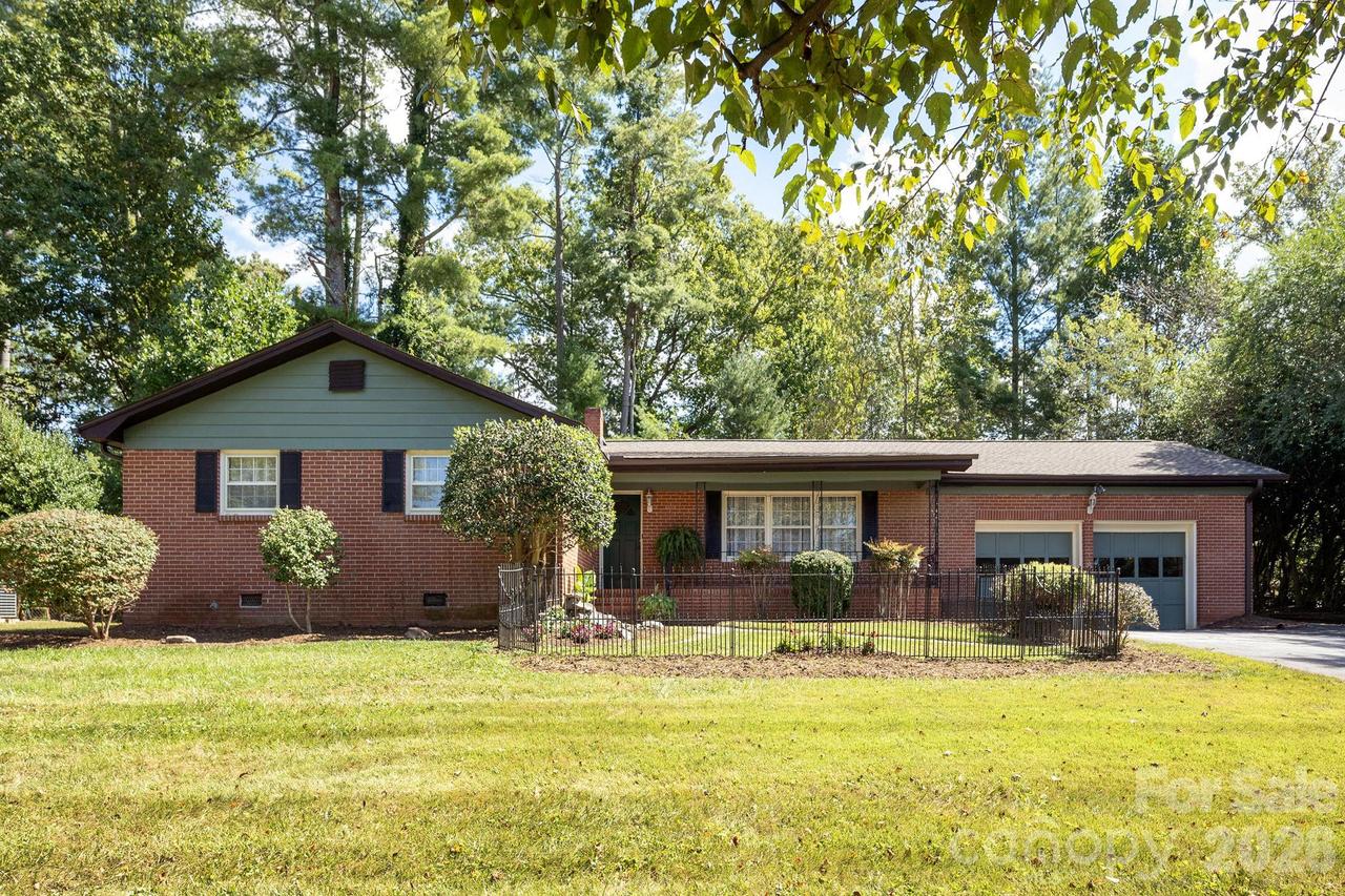 224 Lyndale Rd., Hendersonville, NC 28739