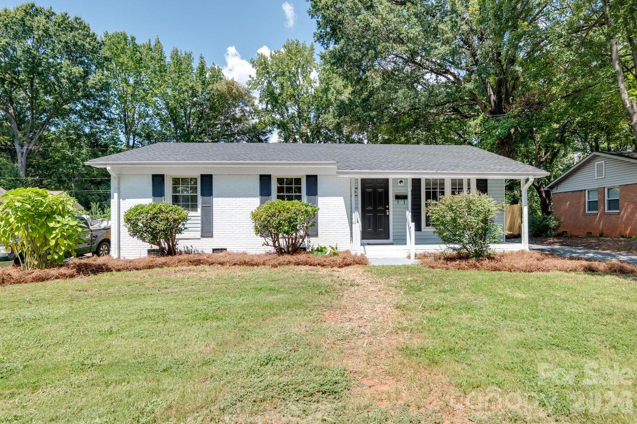 823 Farmcrest Dr., Charlotte, NC 28206