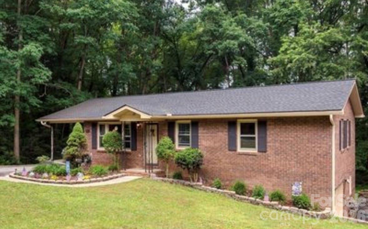 15 Horseshoe Dr., Hendersonville, NC 28791