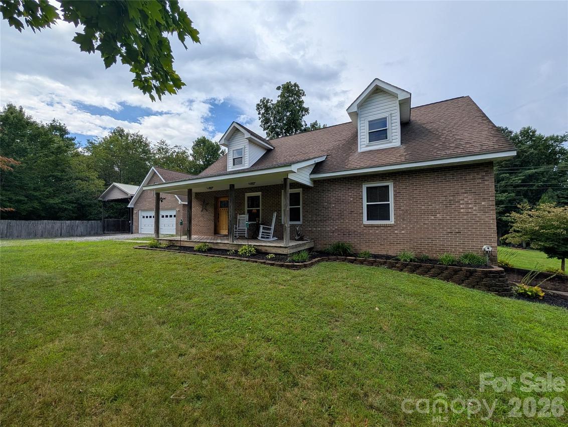 213 Rustling Pines Dr., Hendersonville, NC 28792