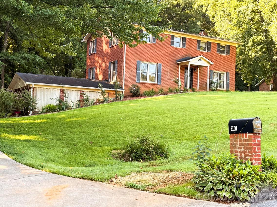 301 Starmount Dr., Statesville, NC 28677