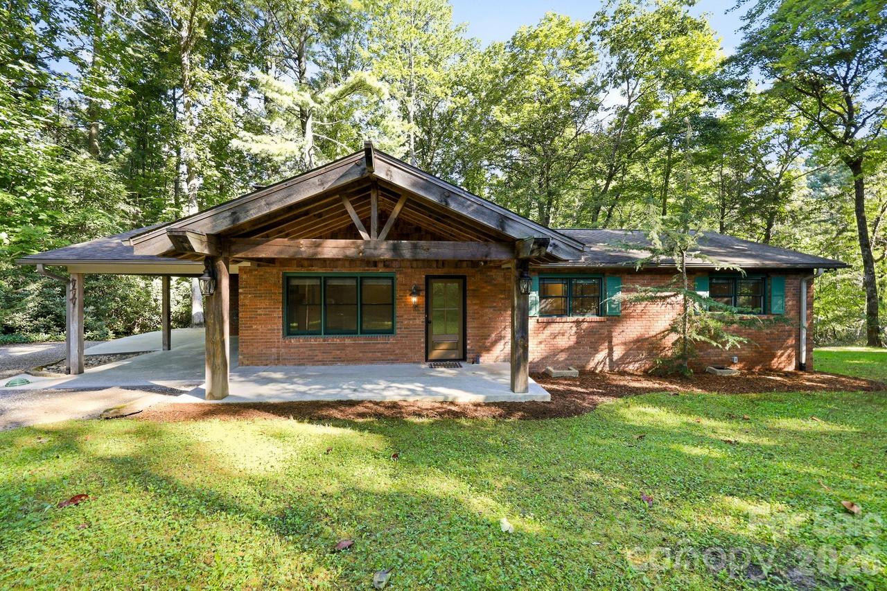 151 Ridgewood Acres Dr., Hendersonville, NC 28792