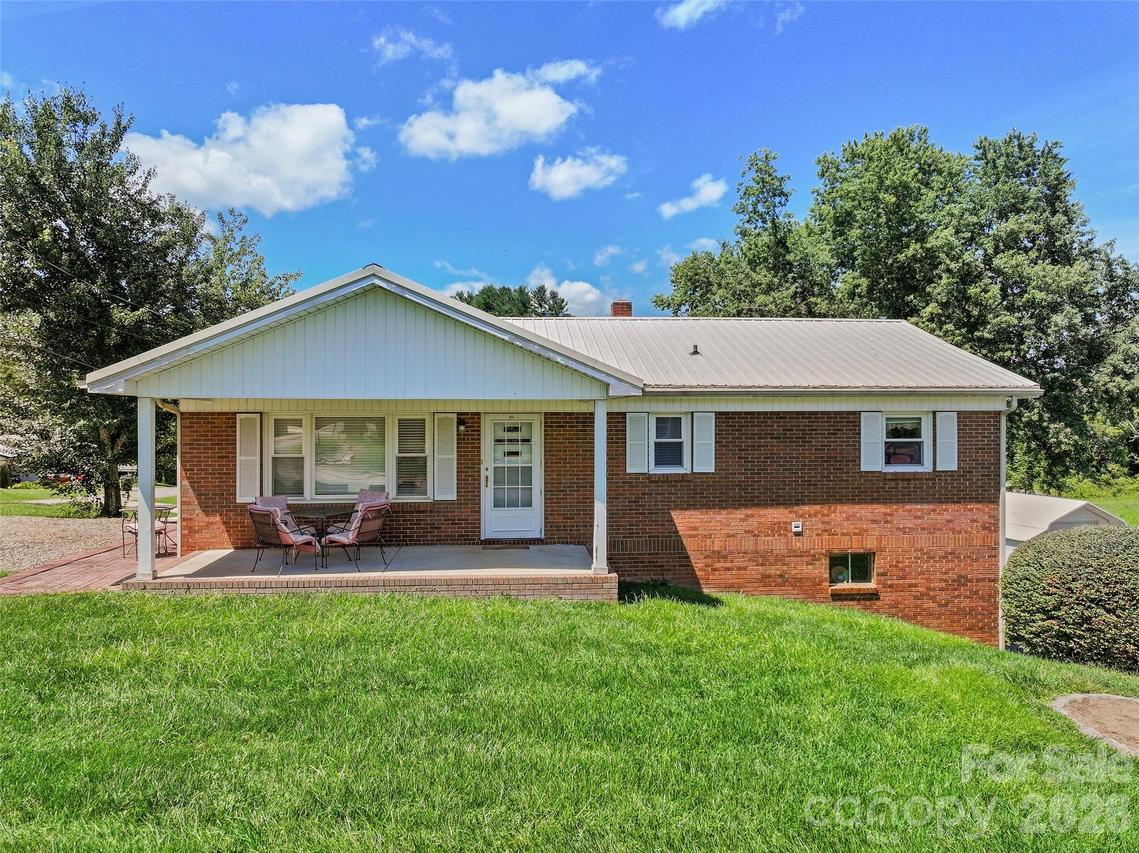 354 Oakdale Rd., Waynesville, NC 28786