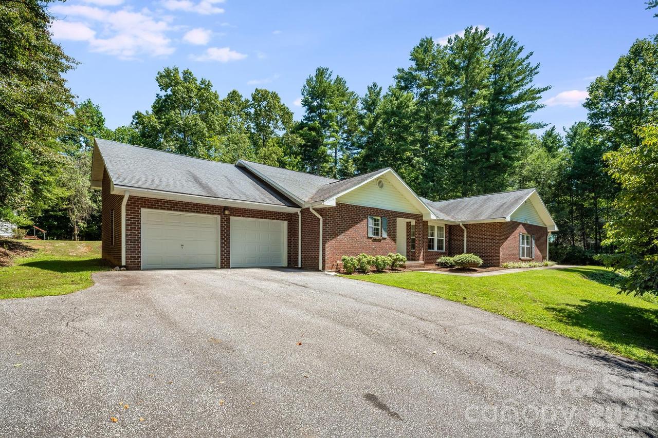 225 Arbor Ln., Hendersonville, NC 28791