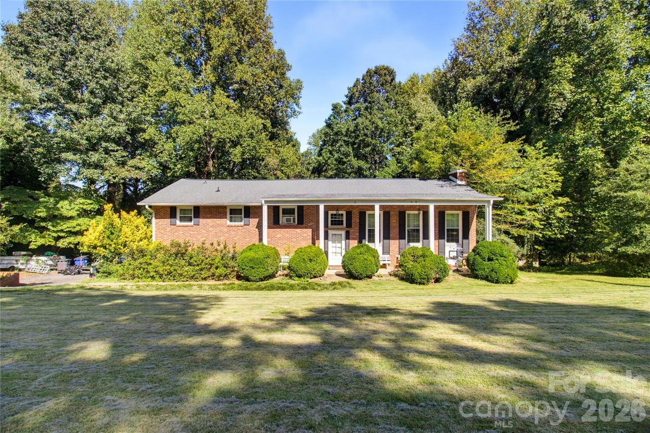 5675 Sweetbriar Rd., Pfafftown, NC 27040