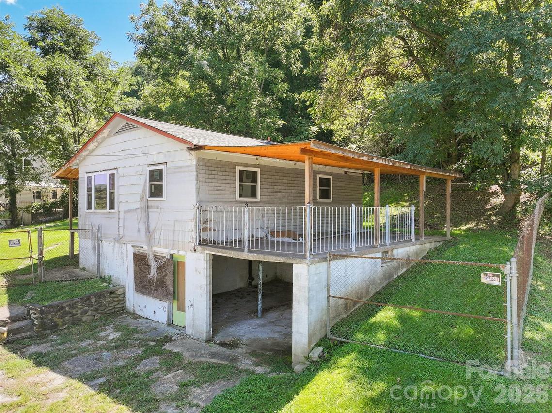 24 Vine St., Canton, NC 28716