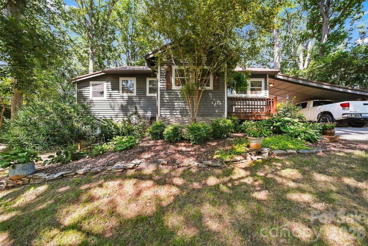 1068 5th Avenue Ct., Hickory, NC 28601