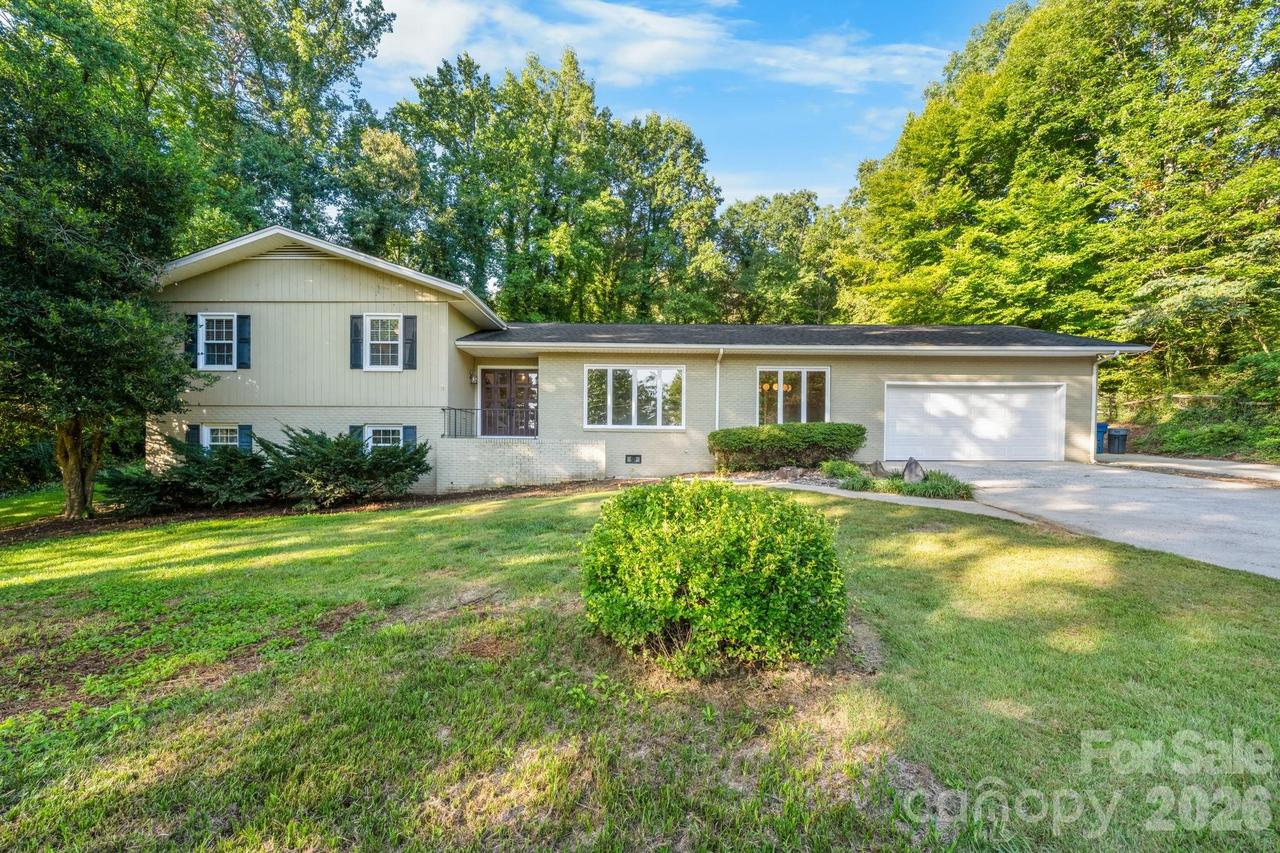 2015 12th Street Dr., Hickory, NC 28601