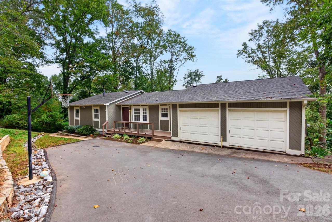126 Pine Hill Dr., Swannanoa, NC 28778