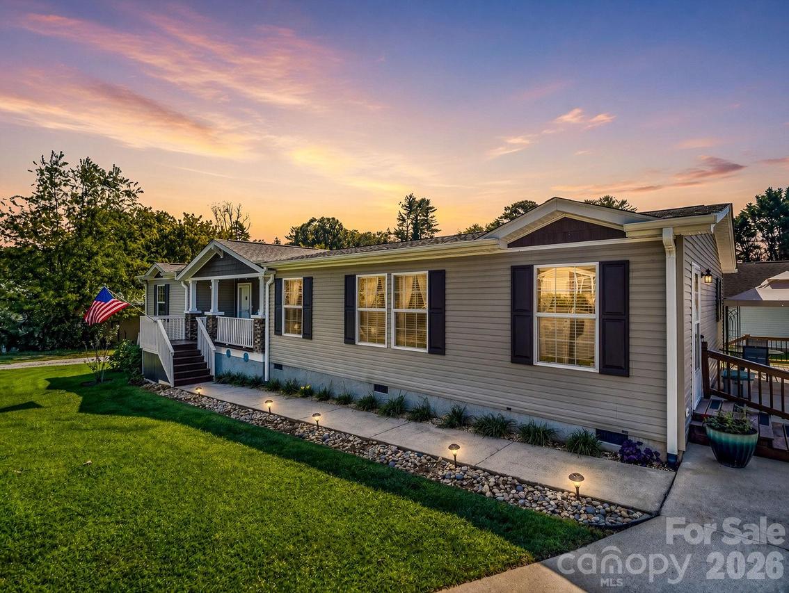 12 N Frederick Ln., Hendersonville, NC 28792