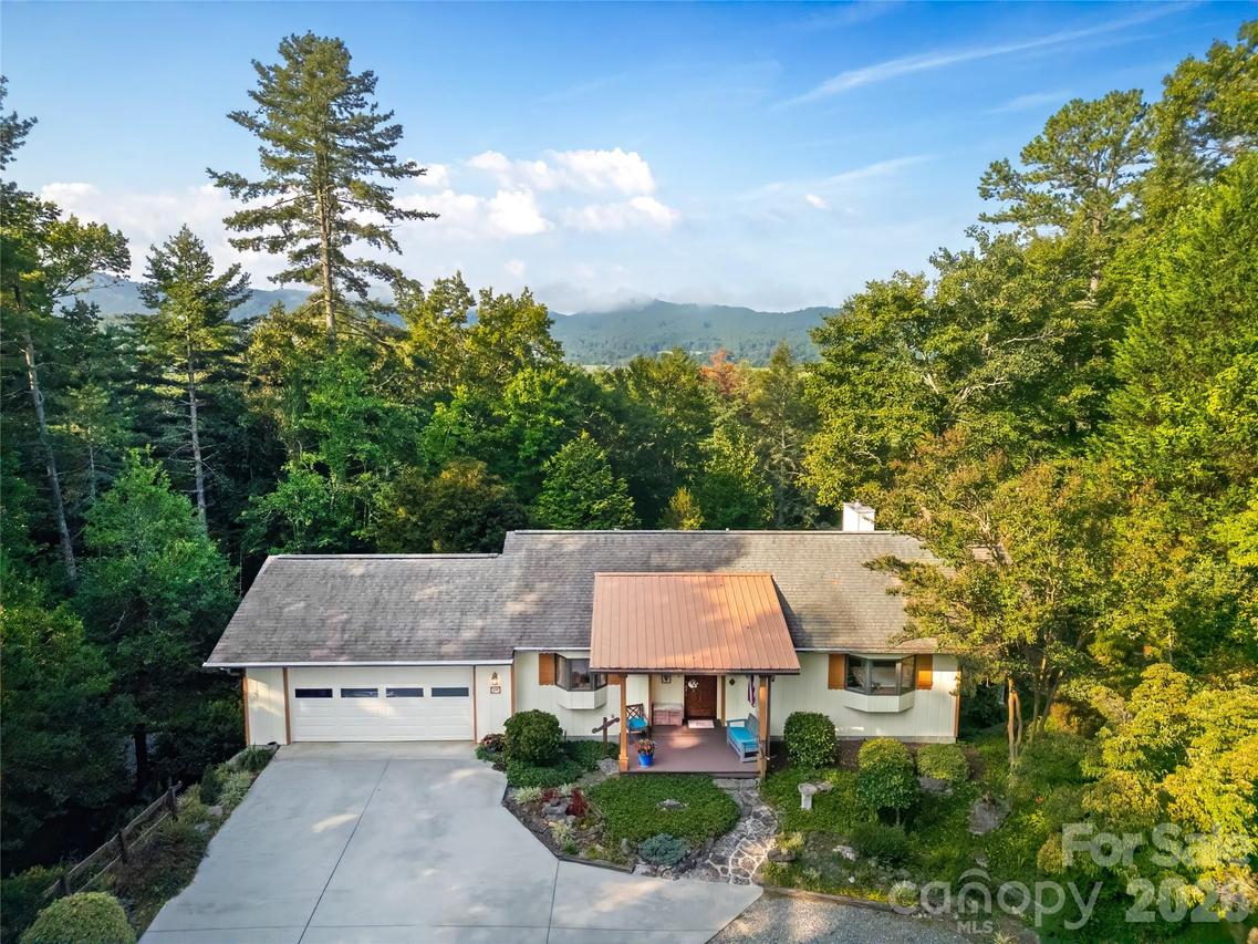 374 Riverside Estate Rd., Brevard, NC 28712