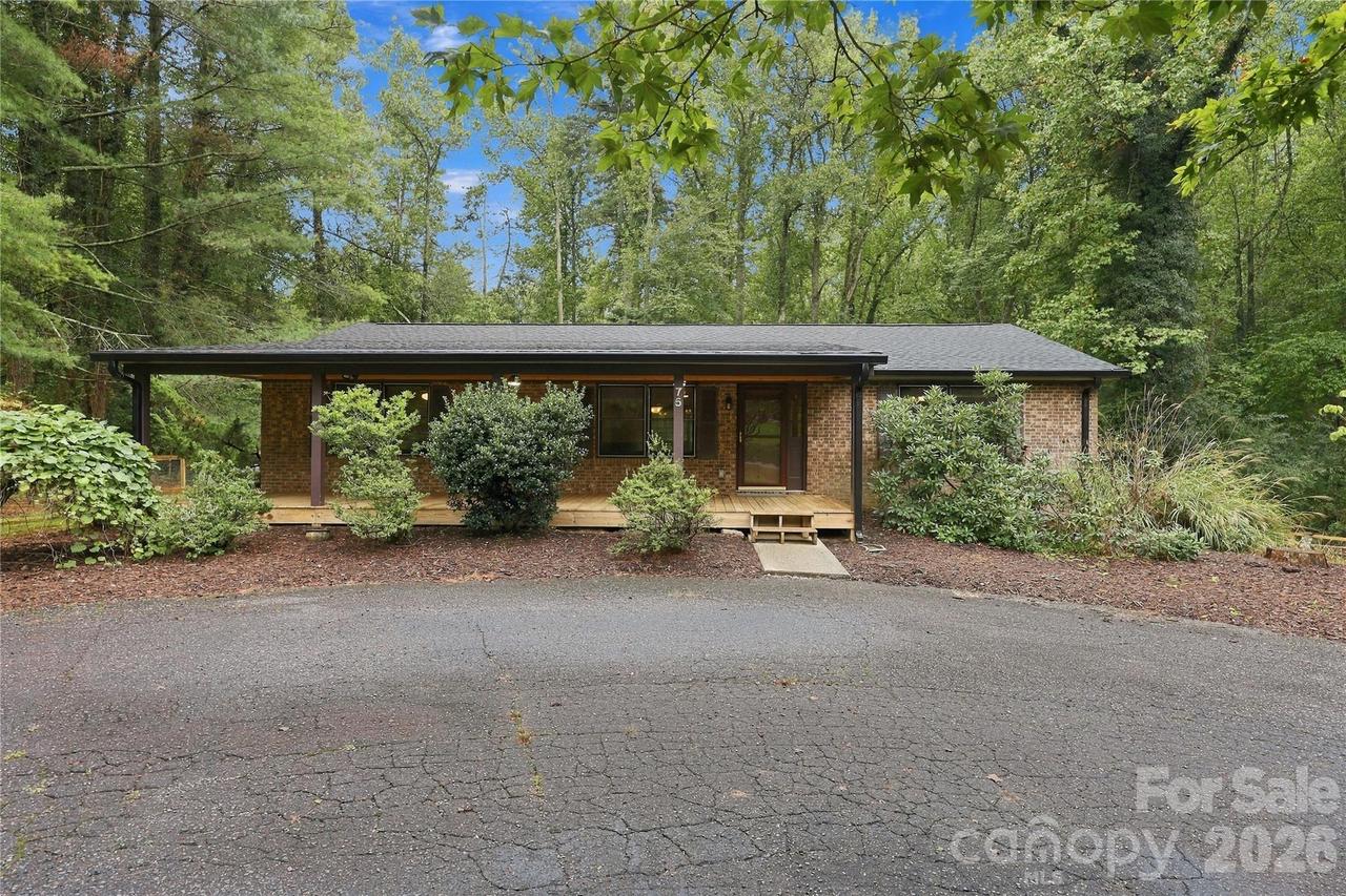 75 Crosswick Ln., Hendersonville, NC 28739
