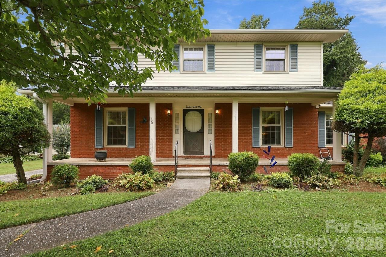 1641 Camelot Dr., Hendersonville, NC 28739