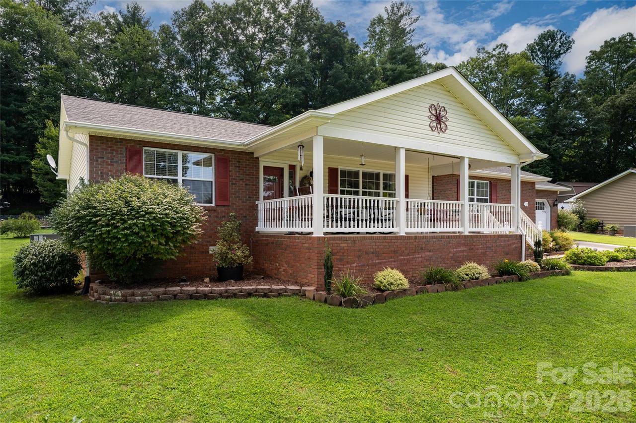 40 Meadow Dr., Horse Shoe, NC 28742