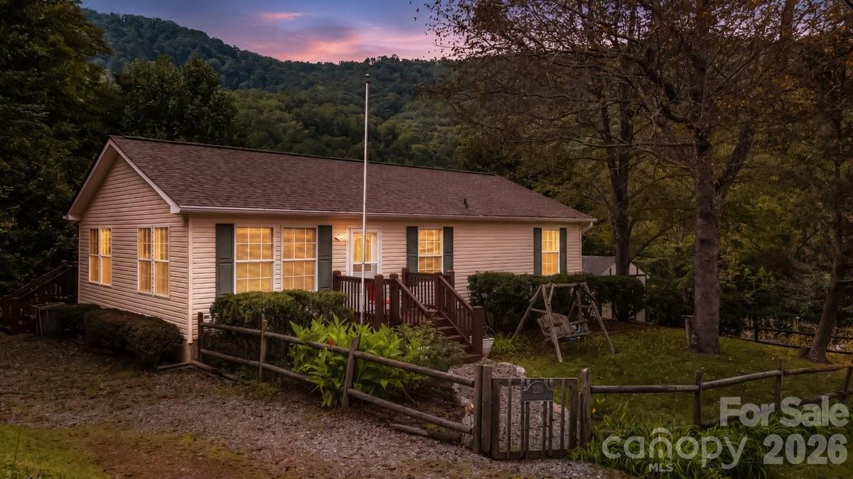 220 Powderhorn Dr., Waynesville, NC 28786